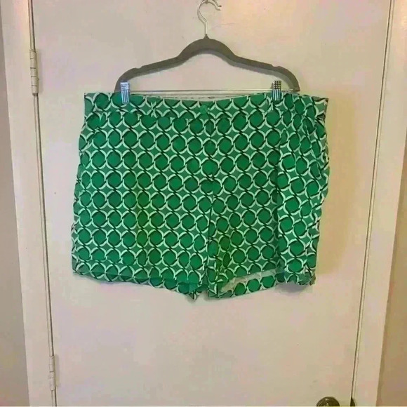 Plus Size Crown & Ivy Woman Green and White Patterned Shorts Size 24W - Picture 1 of 4